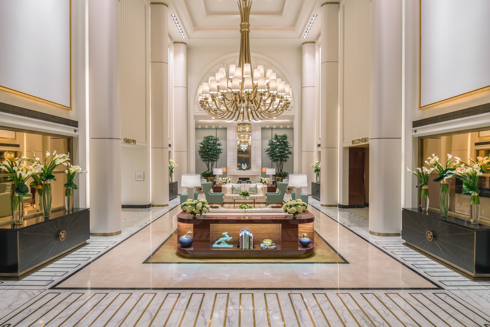 Luxury Life in Celebrities Hotel Waldorf Astoria Beverly Hills, USA